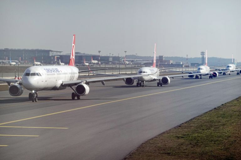 Очередь на взлет в аэропорту Стамбула - по сути, единственном посреднике между Россией и Европой.