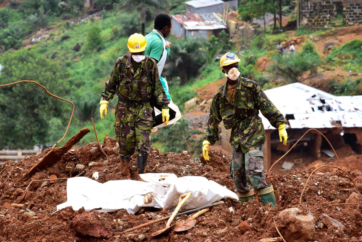 Sõjaväelased ja vabatahtlikud otsivad Sierra Leone pealinna Freetowni Regenti piirkonnas aset leidnud mudavoolu ohvreid.