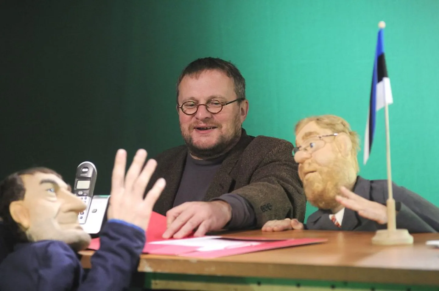 Lavastaja Hardi Volmer koos nukkudest staaridega: vasakult piilub Andrus Ansip, paremalt ründab Mart Laar.