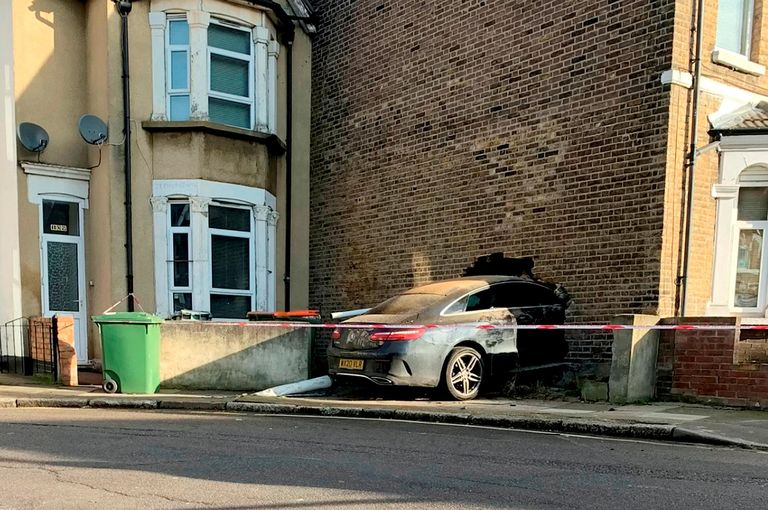 Suurbritannias Ida-Londonis sõitis joobs juht oma Mercedes-Benziga majja sisse
