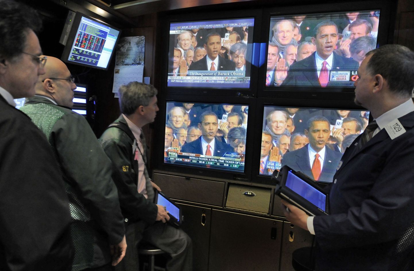 New Yorgi börsi NYSE maaklerid jälgimas Barack Obama kõnet.