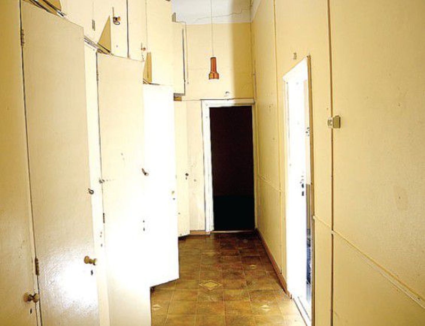 Viimati 1990. aastatel 
remonti näinud räämas  õpilaselamu koridor.
