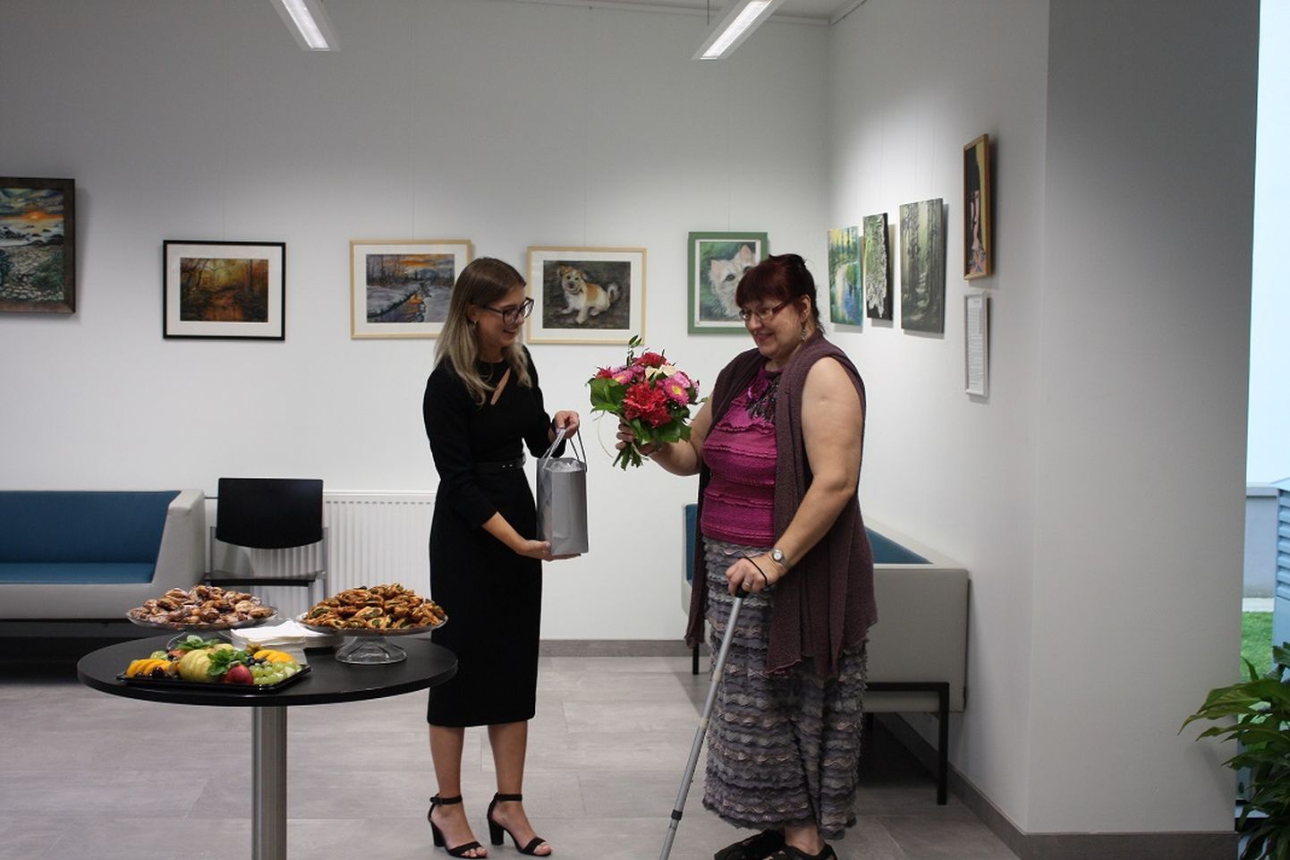Liia Luimilaidi (paremal) näituse avamine Nõmme Majas.