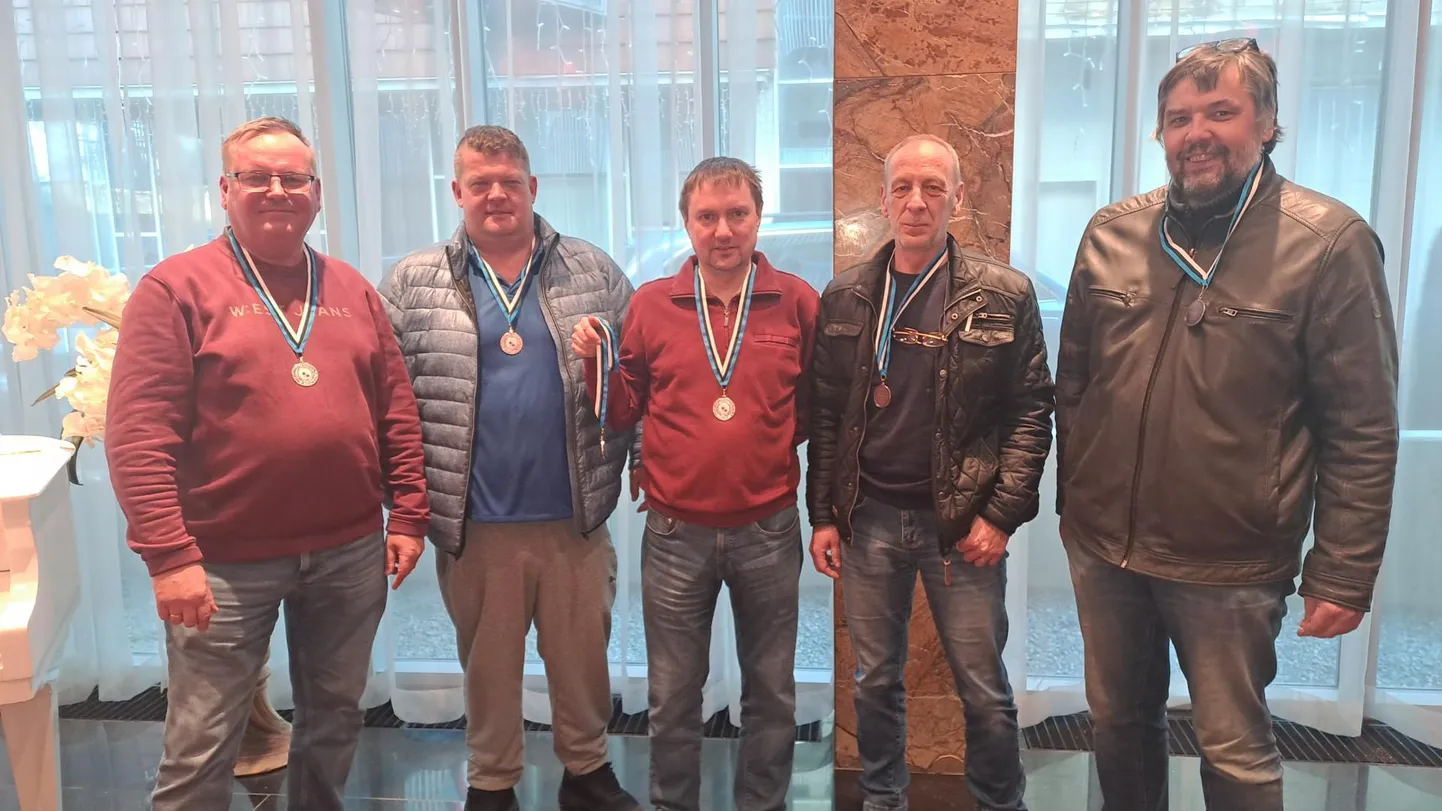 Pärnu bridžiklubi võistkond Kõrsa (vasakult) Ivar Maasik, Margus Suurväli, Toomas Kukemilk, Ain Aspre ja Aivar Tammel võitis Eesti meistrivõistluste B-liigas hõbemedali.