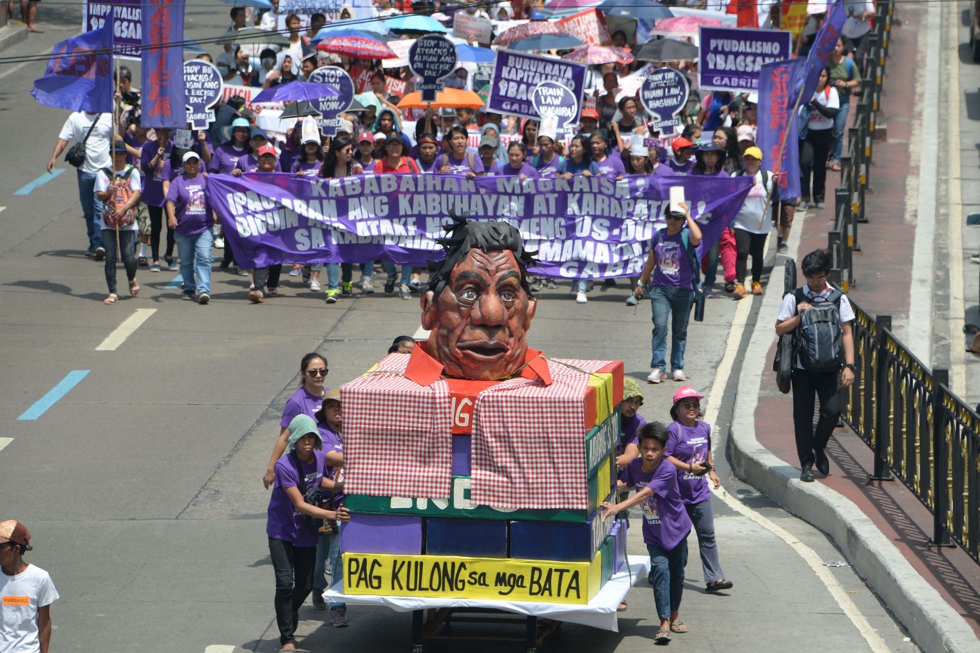Naistepäevamarsil toodi tänavaele president Rodrigo Duterte kuju.