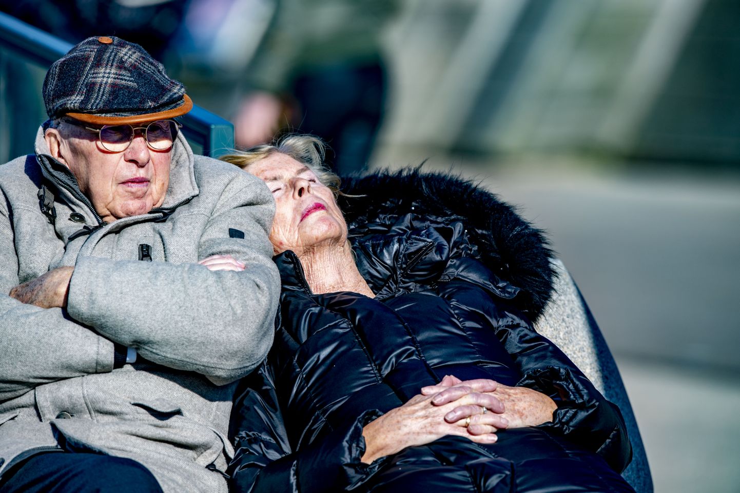 Пожилая супружеская пара в Швеции наслаждается весеннем солнцем в разгар коронакризиса