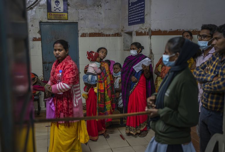Пациенты ждут приема в больнице Амбикапур, штат Чхаттисгарх, Индия. Март 2023 года. Индия производит огромное количество яркого текстиля. Загрязняющие производства в свою очередь сказываются на здоровье населения (AP Photo/Рафик Макбул) XRM113 (AP Photo/Rafiq Maqbool) XRM113
