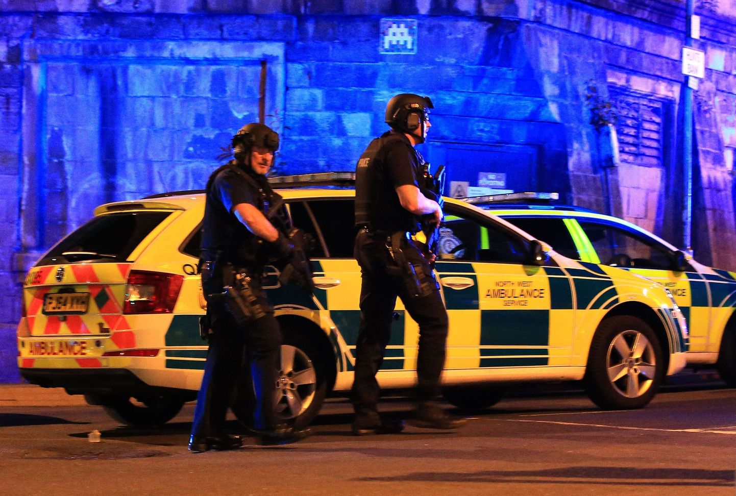 Politseinikud Manchesteris pärast terrorirünnakut.
