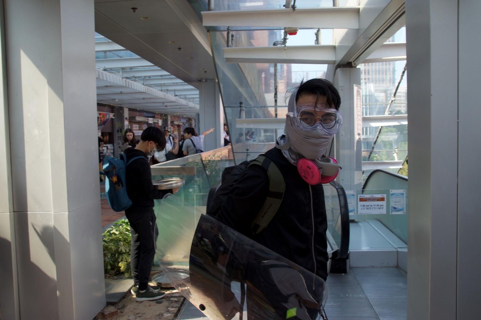 Hongkongi Ülikooli tudengid kandsid esmaspäeval gaasirünnakute vastu maske.