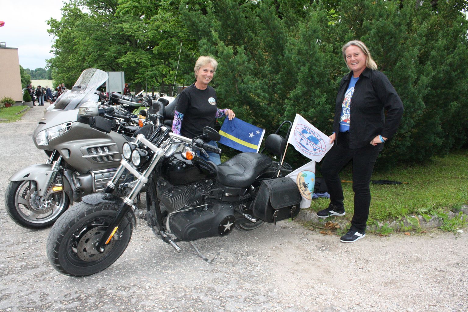 Myra Rauchbaar (vasakul) ja Rita Koopmanschap sõitsid Eestis ringi siit laenatud Harley-Davidsoni mootorrattaga. Et näidata, kust nad pärit on ning mis asju siin ajavad, kinnitasid nad tsikli külge Curaçao ja motoühenduse WIMA lipud.
