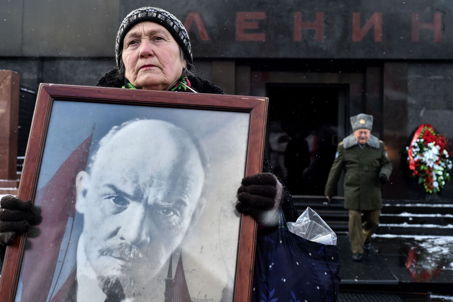 Kommunist hoidmas Punasel väljakul Vladimir Iljitš Lenini portreed