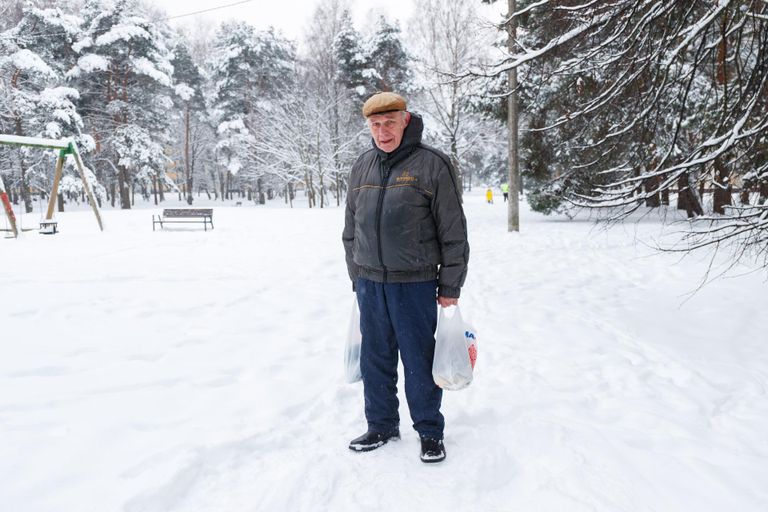 83-летний Антс, проживающий в районе Мустамяэ, несмотря на преклонный возраст, все еще настолько энергичен, что даже ходит на пробежку по утрам. Его не пугает снег.