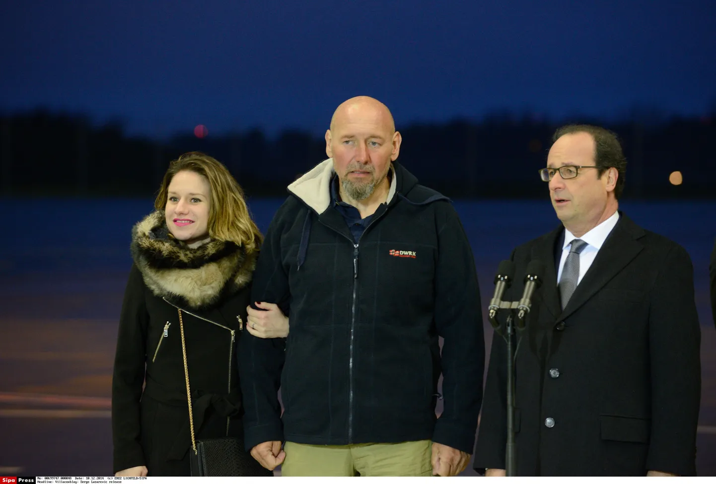 Pantvangis viibinud Serge Lazarevic koos tütre Diane'i ja Prantsusmaa presidendi François Hollande'iga Pariisi lähistel asuval Villacoublay sõjaväelennuväljal 10. detsembril.
