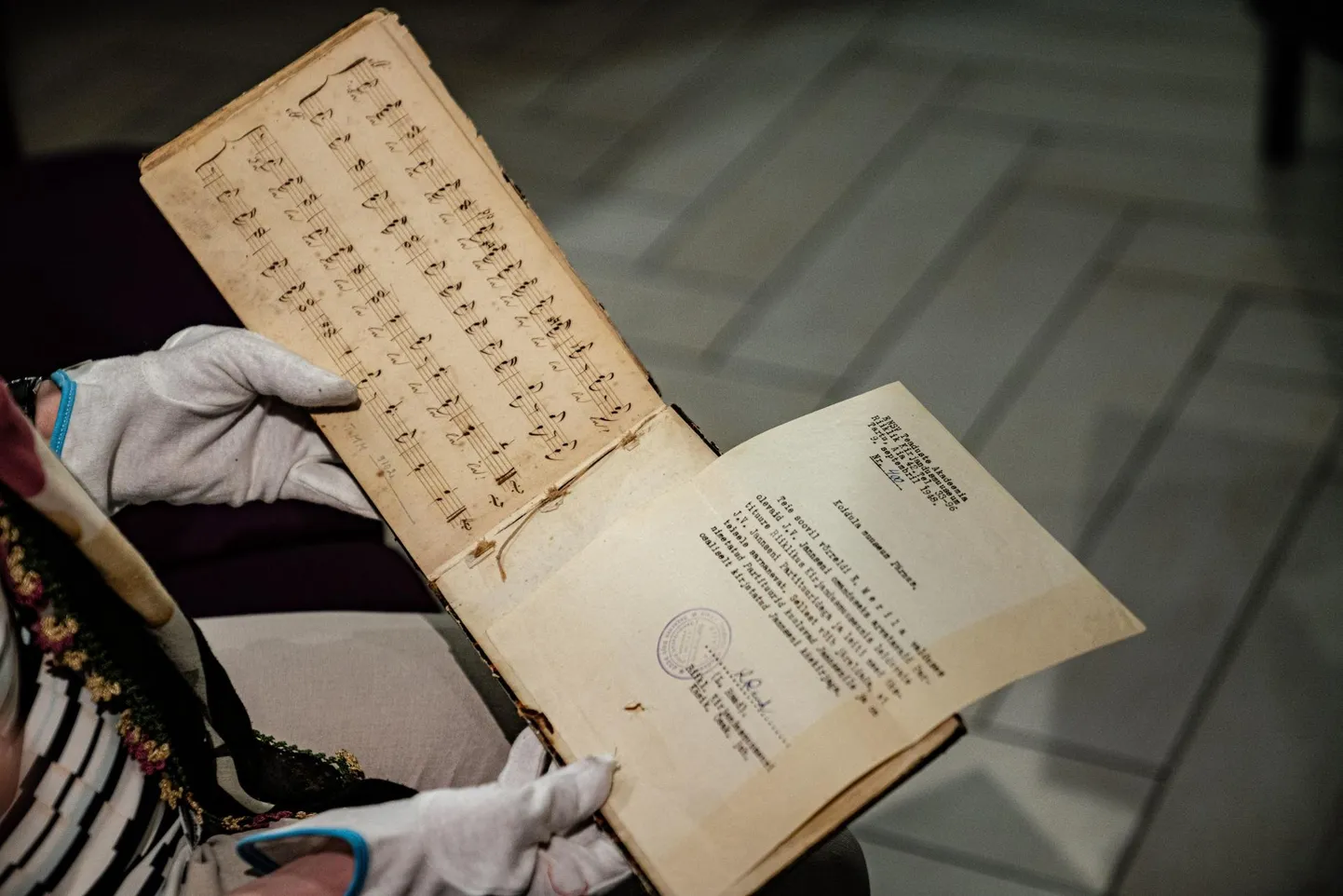 J. V. Jannseni käsikirjalise noodiraamatu tagaküljele on kleebitud ENSV Teaduste Akadeemia Riikliku Kirjandusmuuseumi kinnitus aastast 1947, et partituuri tekstis on Jannseni käekiri.