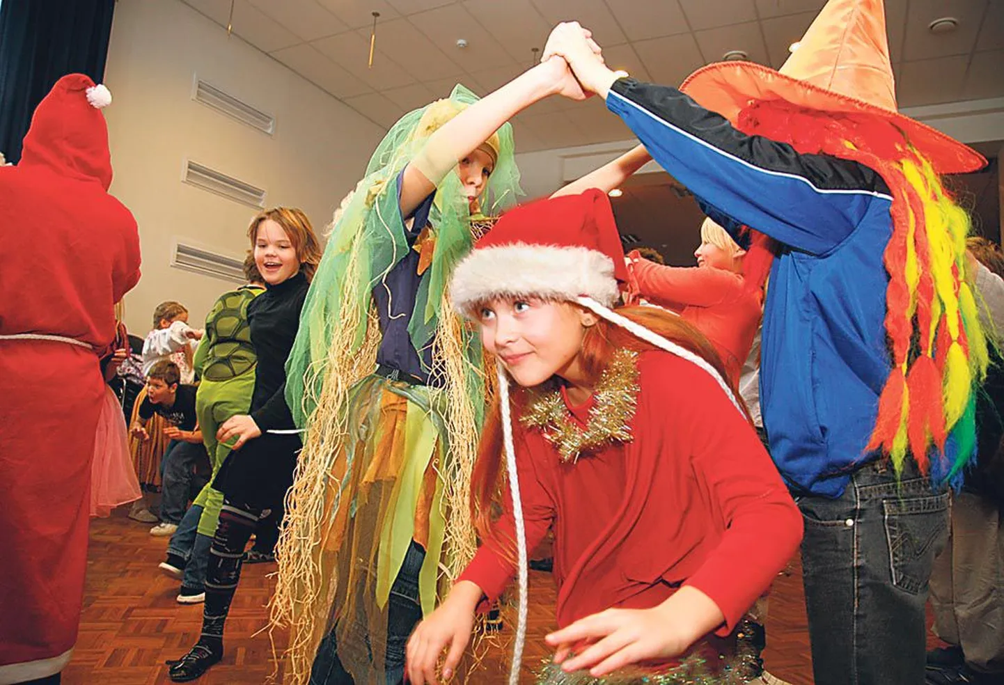 Karnevalil elustusid raamatuist tuttavad päkapikud, kauboid, kollid, haldjad, loomad ja mitu Pipit.