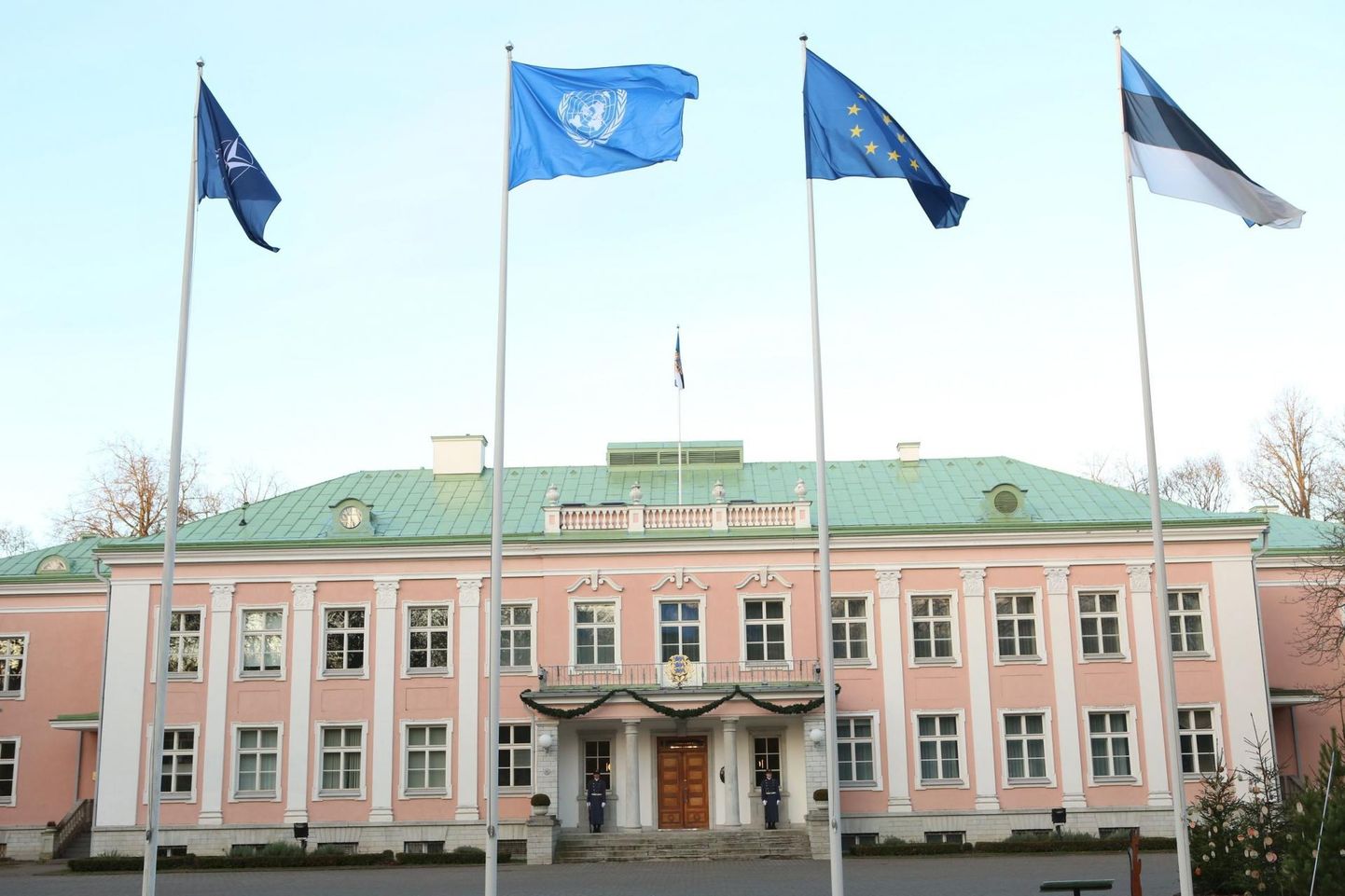 1. jaanuaril heisati Tallinnas Kadriorus presidendi kantselei hoone ees ka ÜRO lipp, et tähistada Eesti pääsemist kaheks aastaks julgheolekunõukogu liikmeks. Foto on illustratiivne