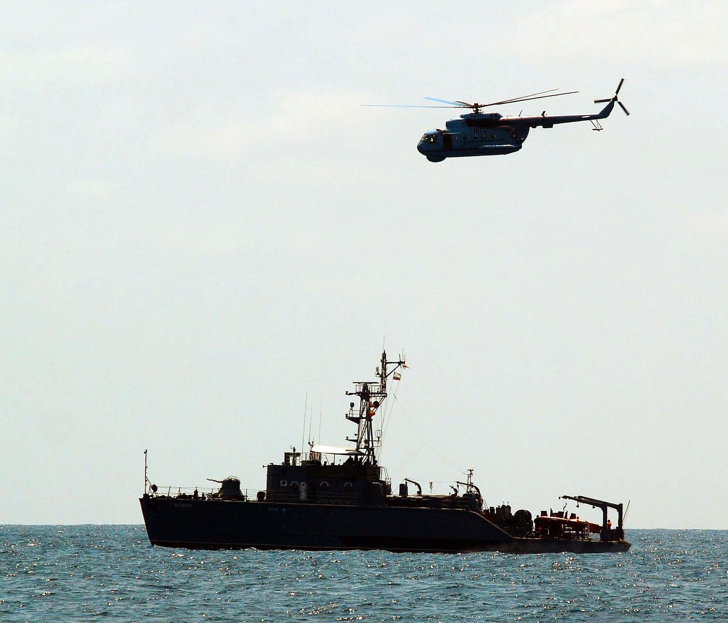 Bulgaaria laev ja helikopter Mustal merel eile toimunud päästeoperatsioonil.
