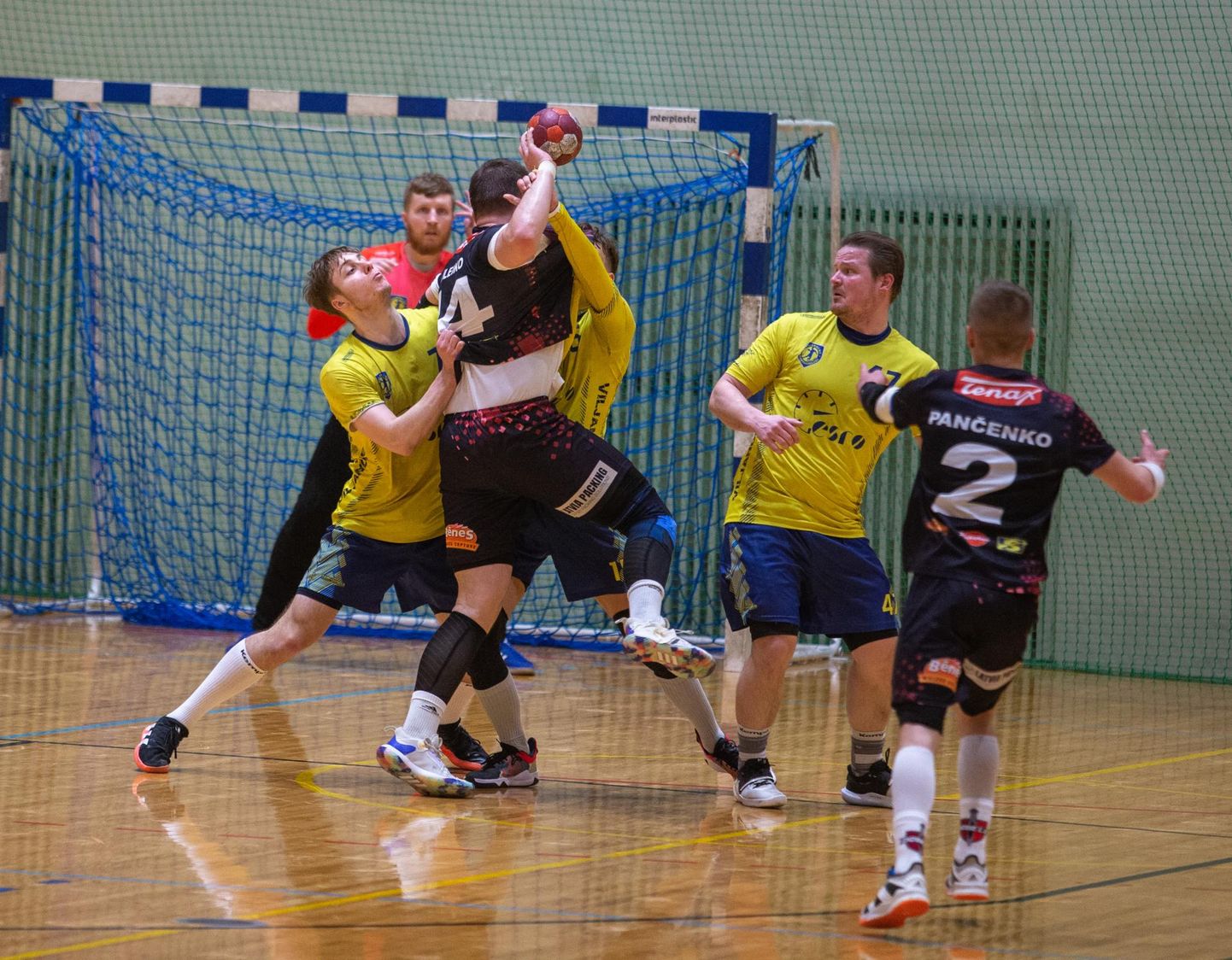 Viljandi HC (kollastes särkides) tuli nädalavahetusel Balti käsipalliliiga põhiturniiri võitjaks.