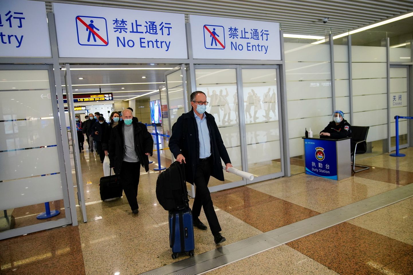 Члены команды ВОЗ в аэропорту Шанхая.