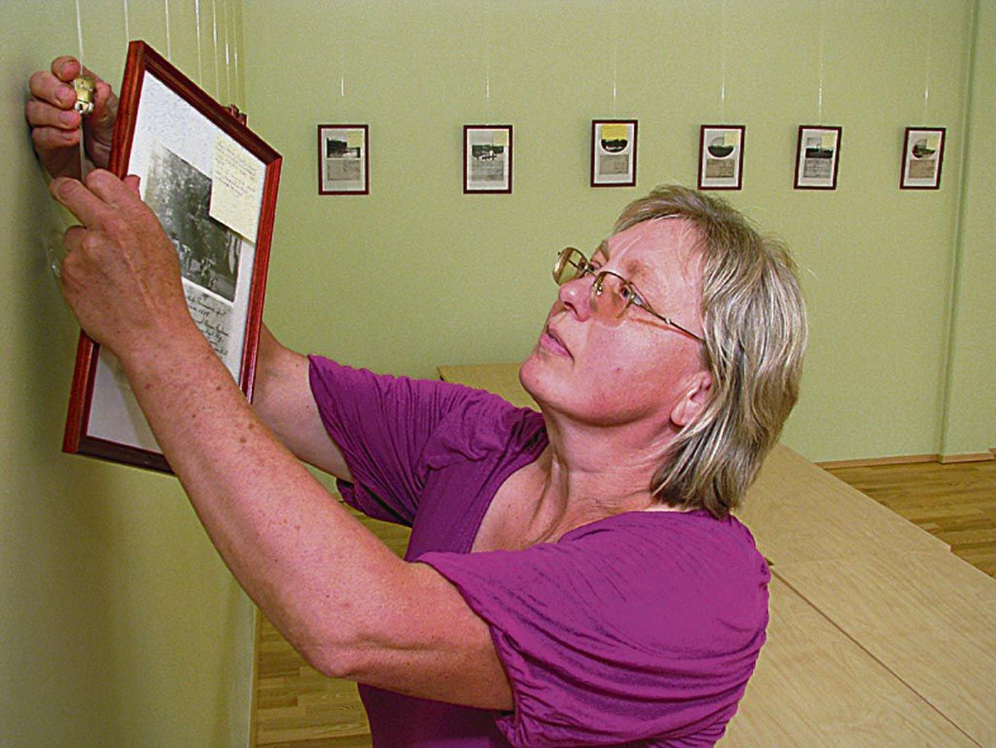 Vändra raamatukogu direktori kohusetäitja Laine Adamsoo sätib raamatukogu juubeli puhul üles fotonäitust, mis kõneleb Vändra alevi ja lähipiirkonna ajaloost.