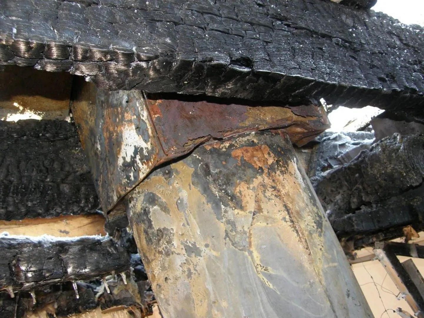 Tartumaal Möllatsis süütas katusekonstruktsioonidele liiga lähedale paigaldatud metallkorsten 18. jaanuaril elumaja.