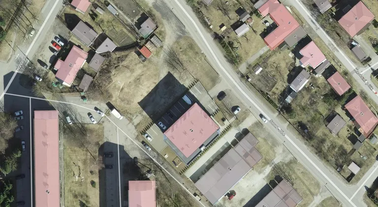 Горка, на которую дети приходят кататься зимой, находится на государственной земле. Дороги на этой территории нет.