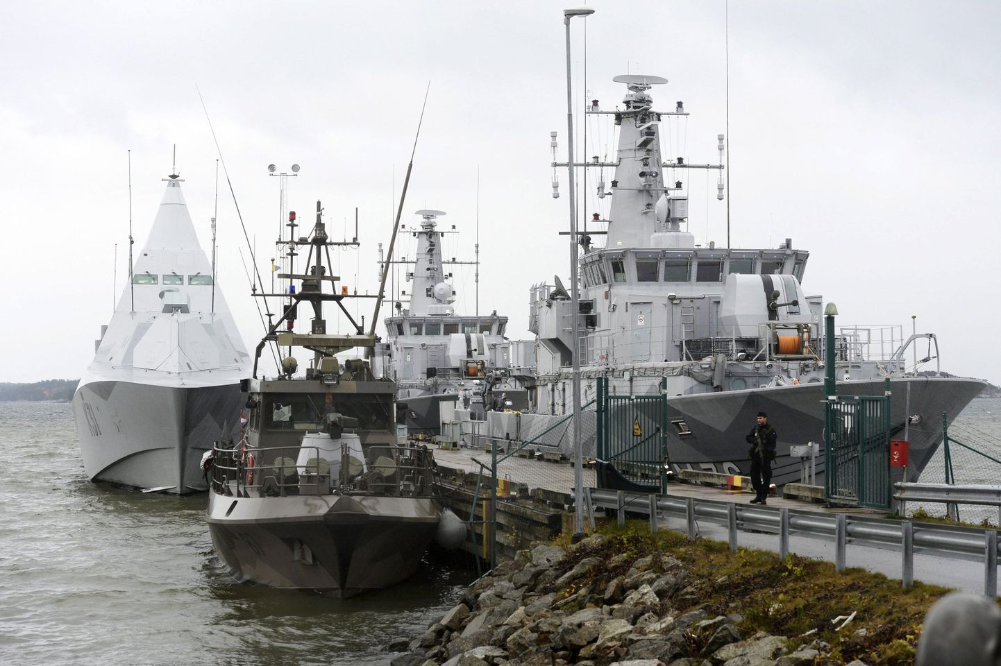 HMS Visby ja kaks miinitraalerit on pärast võõra veealuse tegevuse otsimist naasnud Berga mereväebaasi Stockholmi lähistel.