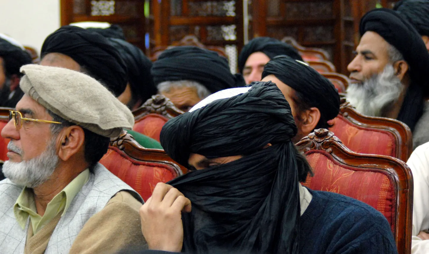 Talibani toetava islamistide liidri Soofi Mohammadi delegatsioon nõupidamisel Pakistani valitsuse esindajatega.