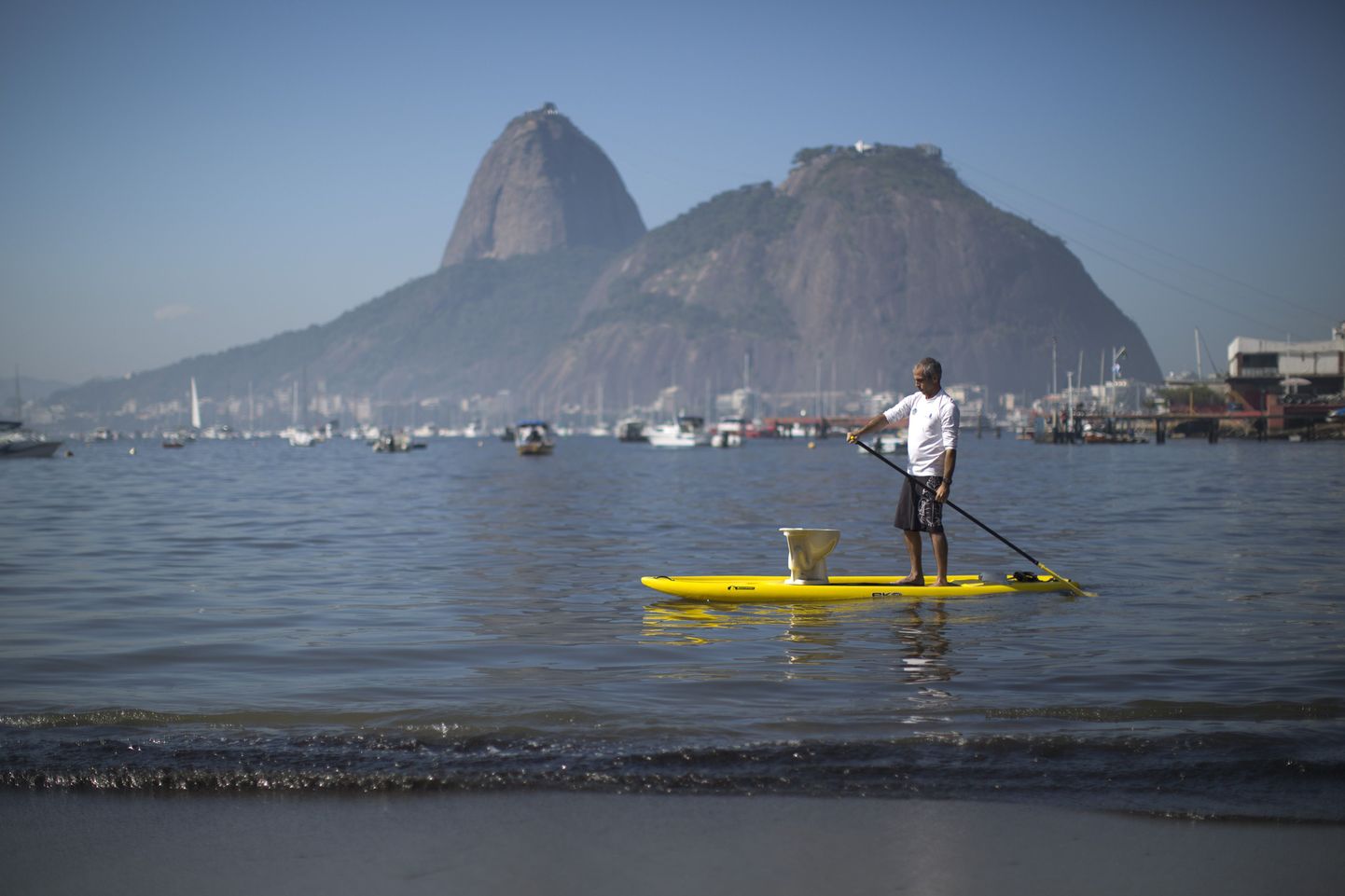 Vee kvaliteedi üle protestiv mees sõuab koos WC-potiga Rio de Janeiro Guanabara lahel.
