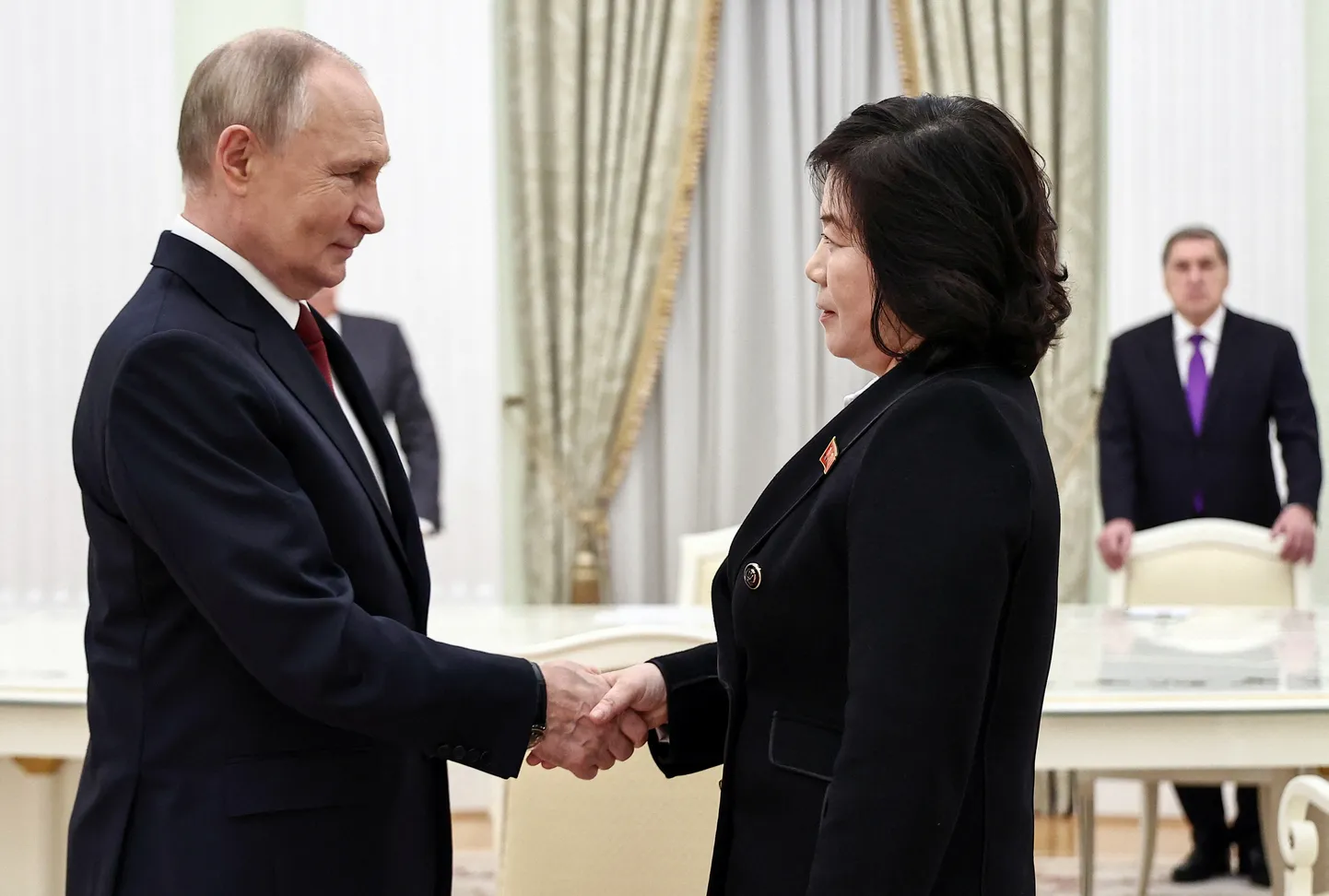 Venemaa president Vladimir Putin kohtus 4. novembril 2024 Moskvas Põhja-Korea välisministri Choe Son-huiga ja kaks poliitikut surusid kätt terve minuti.