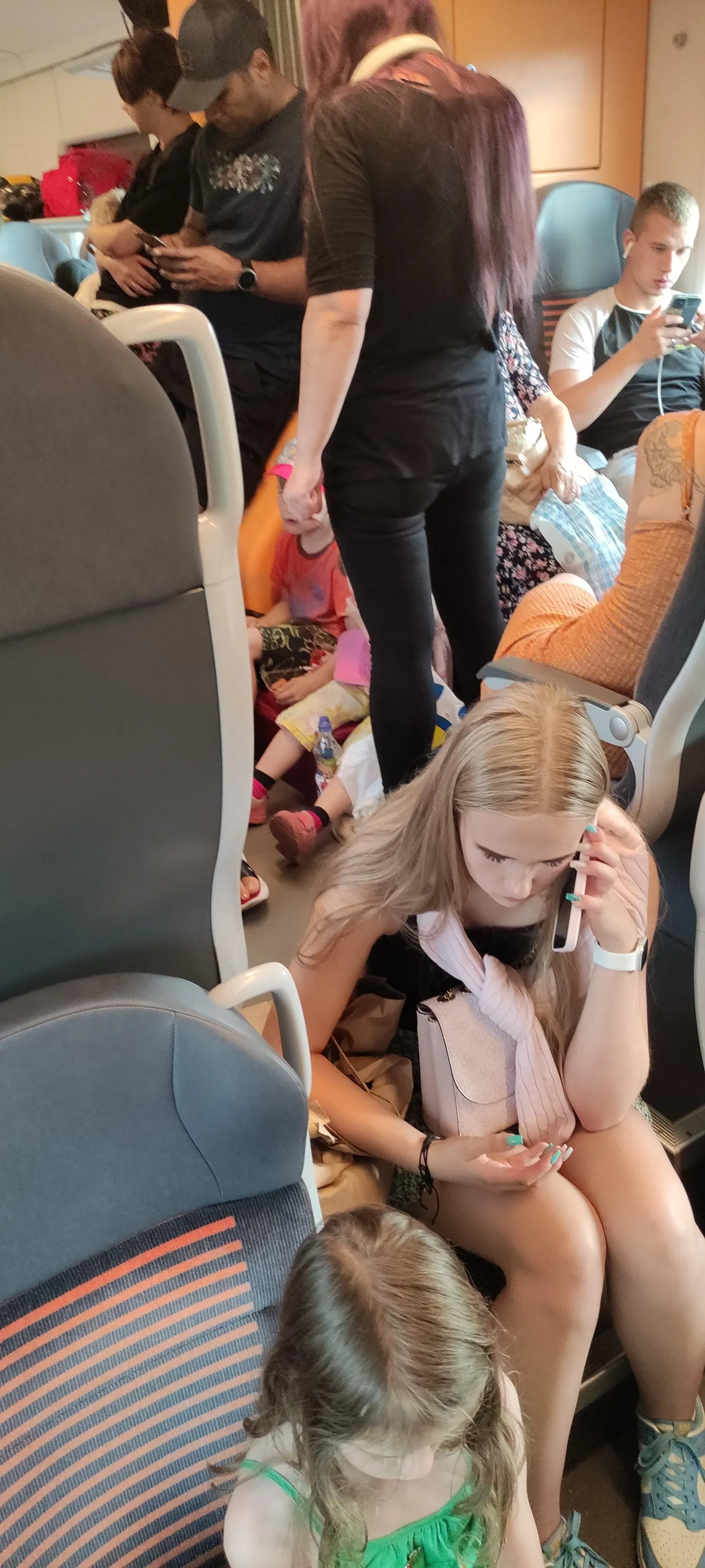 Ülerahvastatud Tallinna– Tartu rong läinud pühapäeval lähenemas Tapa jaamale.