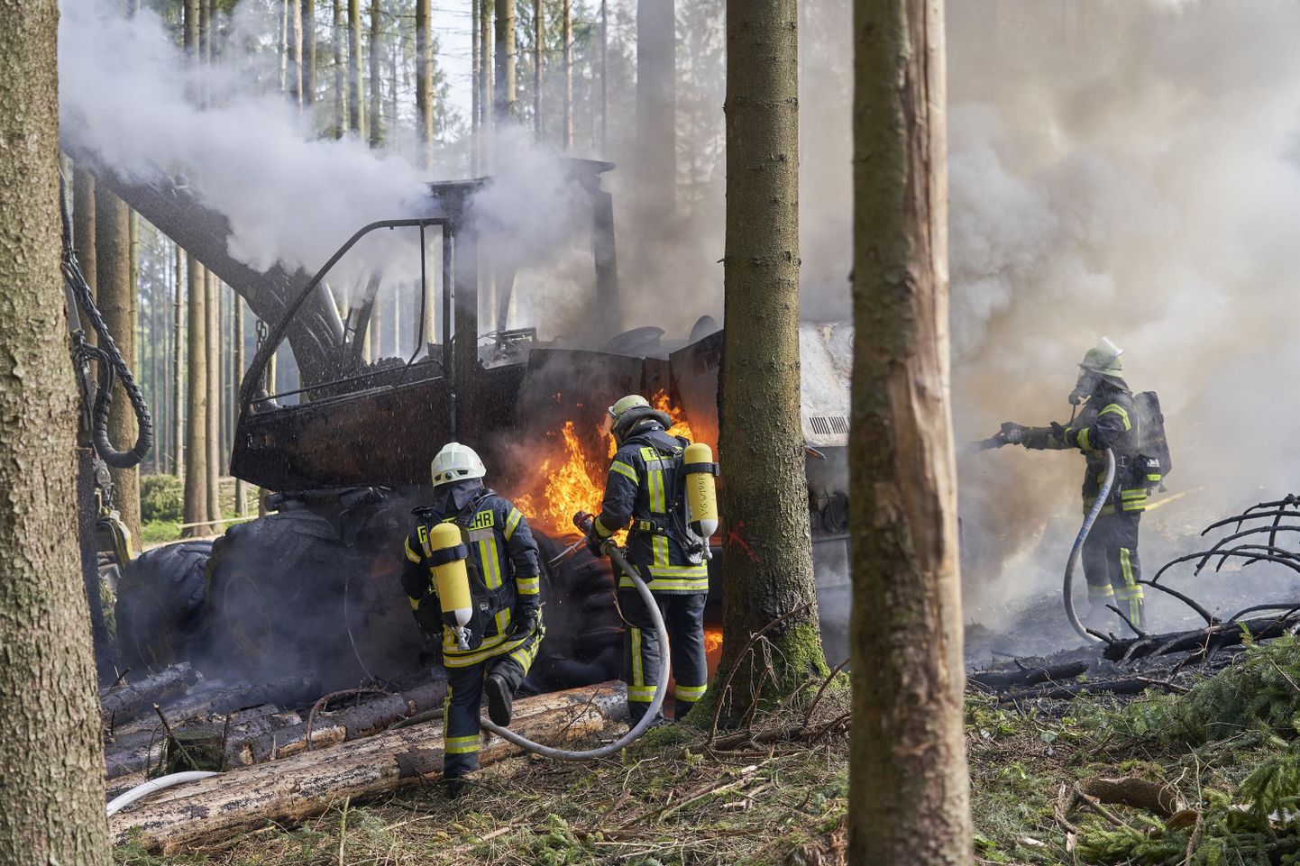 Немецкие пожарные тушат загоревшийся харвестер в 2019 году. Иллюстративное фото.