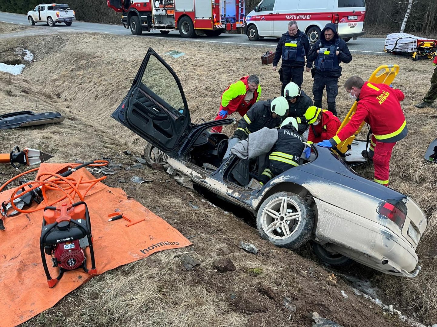 Päästjad aitasid Viljandi vallas Paistu külas Loodi–Helme tee kolmandal kilomeetril õnnetusse sattunud autost kannatanu välja.
