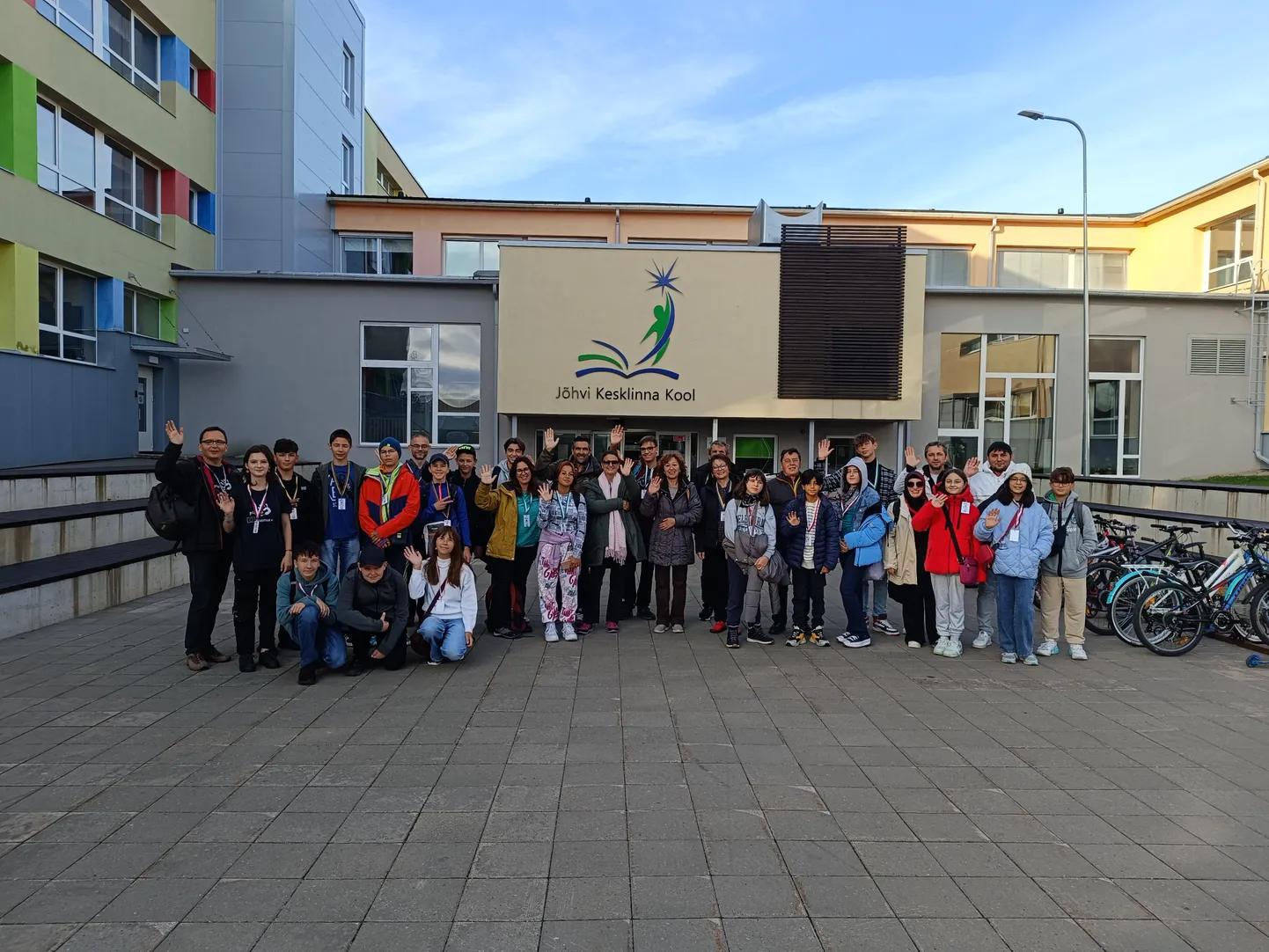 Участники международного проекта краткосрочного обмена учащимися перед Йыхвиской Кесклиннаской школой.