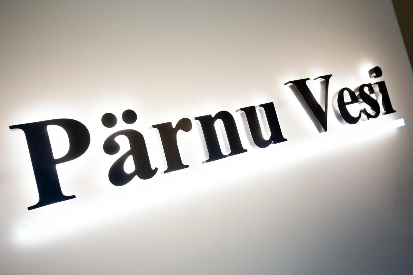 Pärnu Vesi ei tulnud toime ummistusega kortermajas, mis sundis elanikku küsima, kas firmal on üldse ööpäevaringset võimekust hädaolukordade likvideerimiseks.
