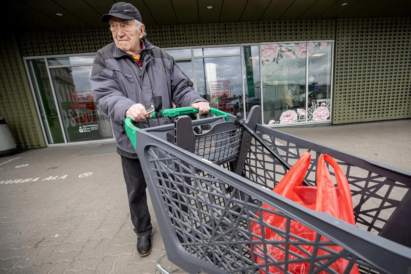 Toidupoes käies jälgivad hinnasilte ja valivad odavamaid tooteid juba peaaegu kõik inimesed.