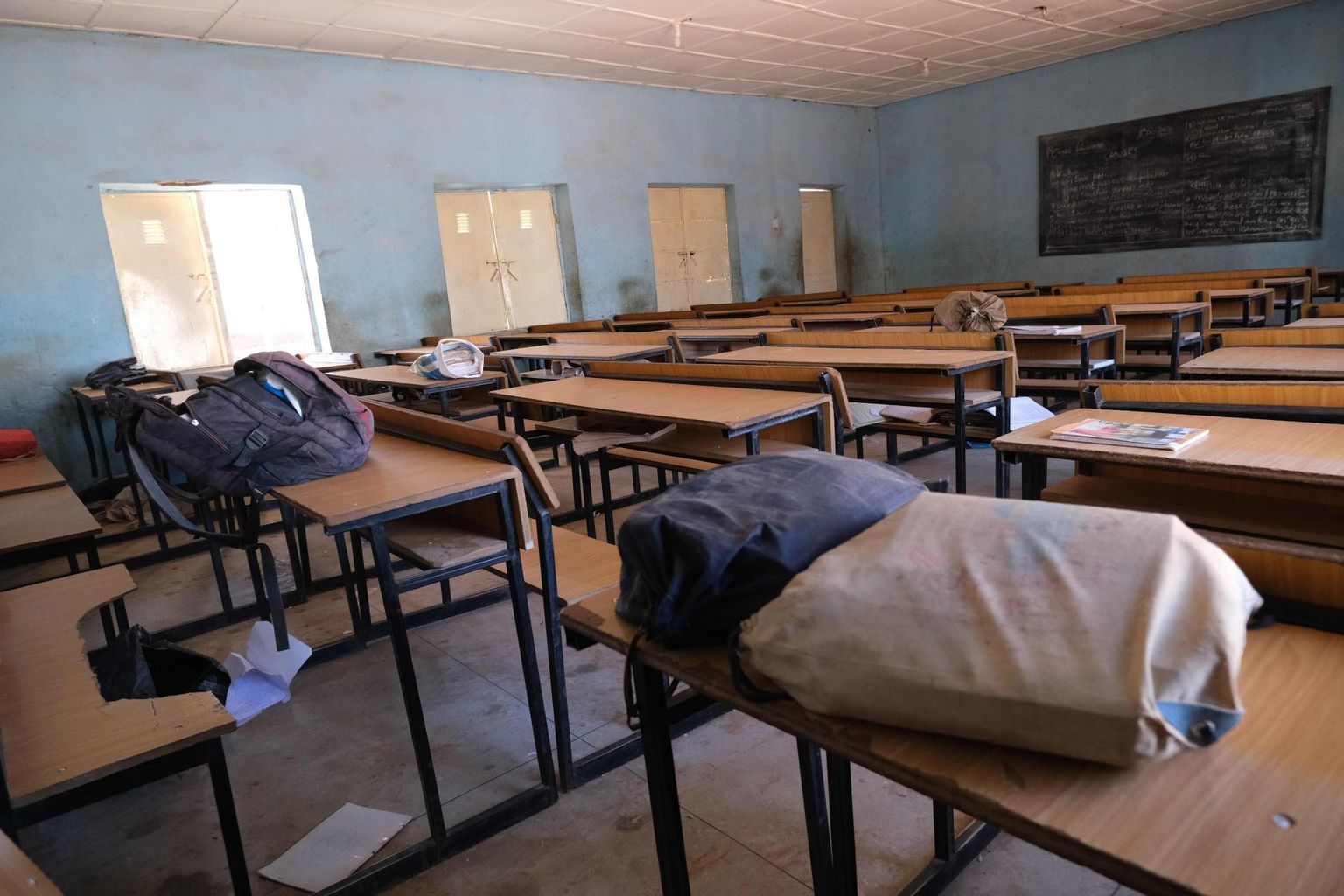 Õpilaste koolikotid inimröövi sihtmärgiks langenud Kankara koolis Nigeerias. 