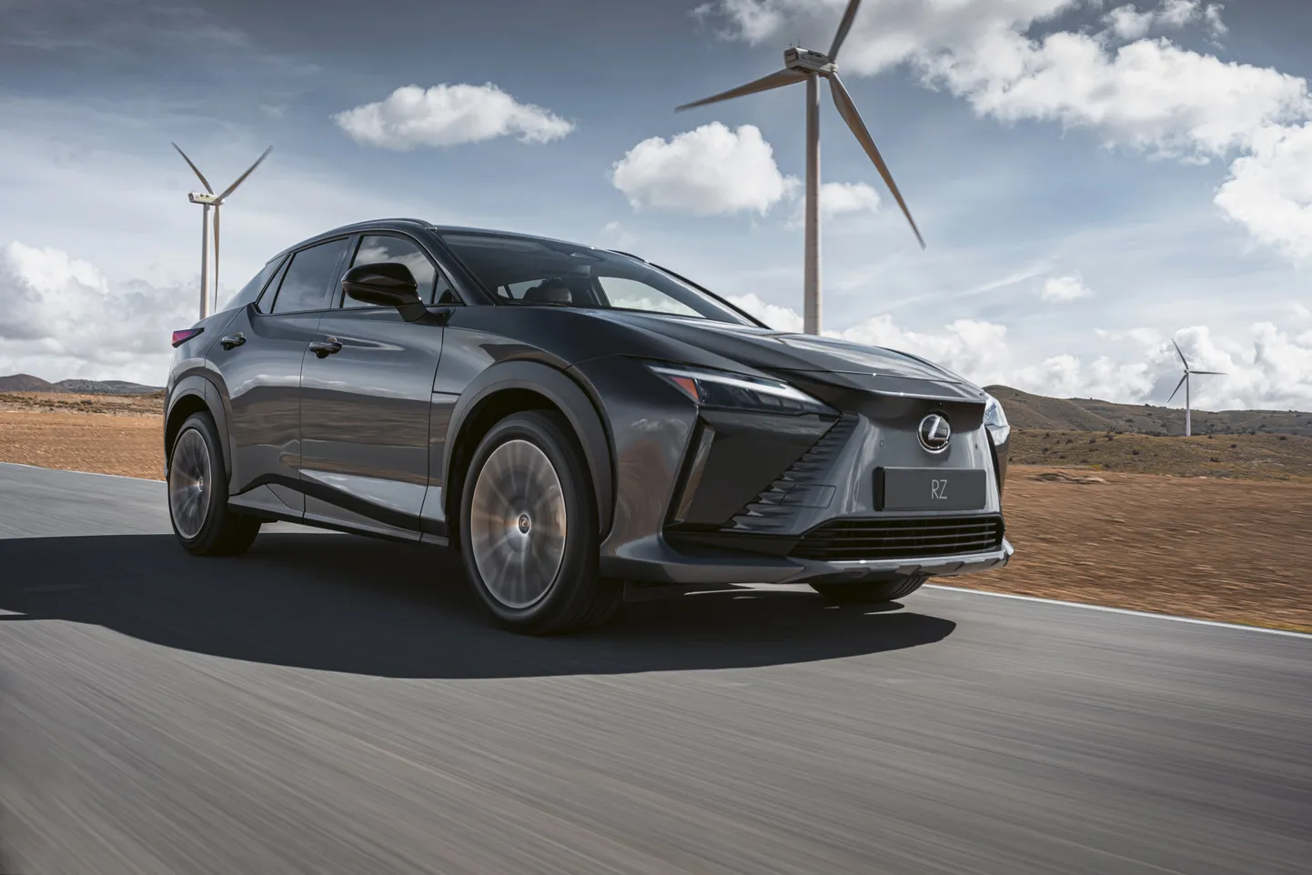 Lexus RZ 450e on uhiuus täiselektriline linnadžiip.