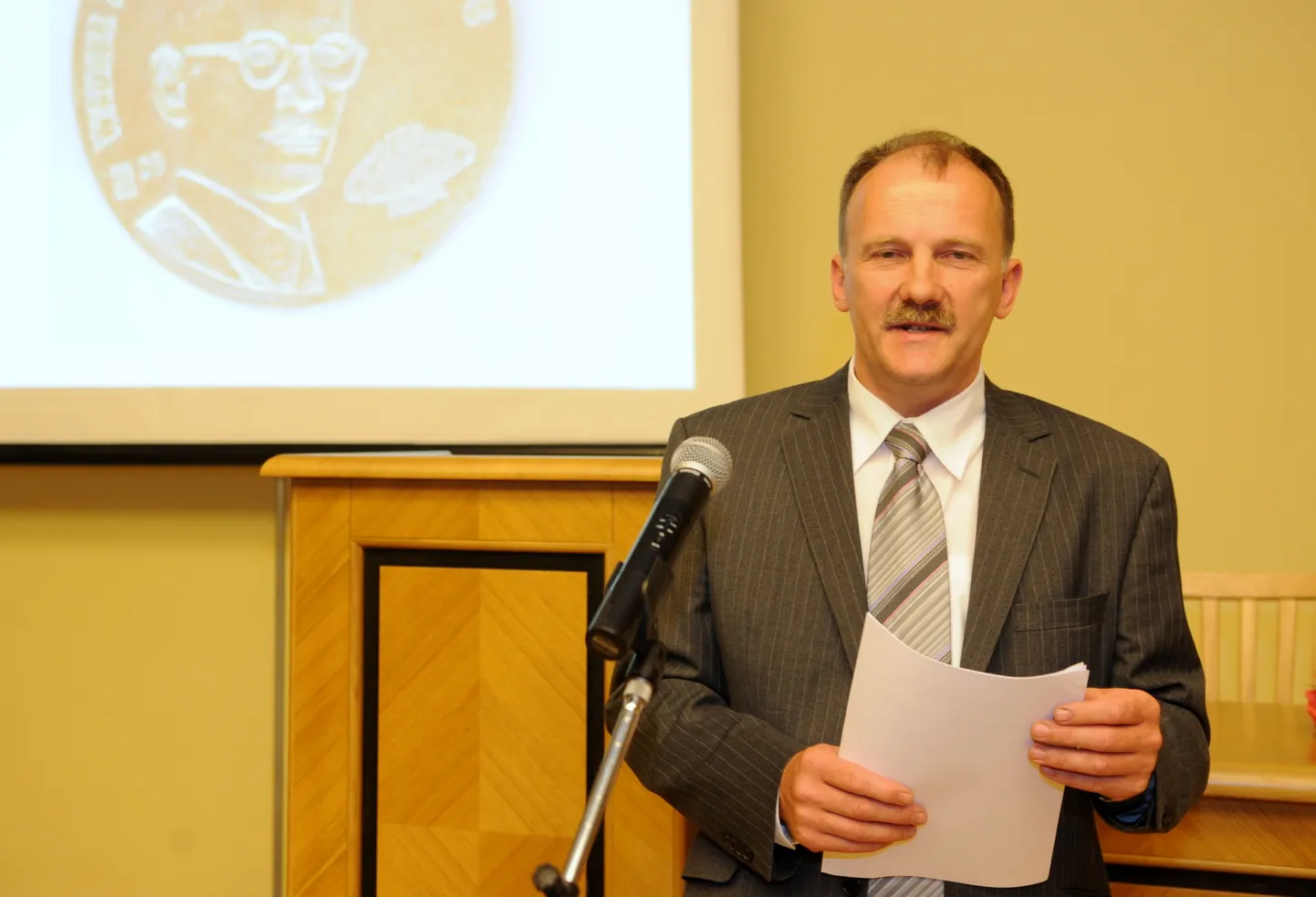 Fotoaparāta "Minox" izgudrotāja Valtera Capa vārdā nosauktās balvas laureāts radioinženieris Raimonds Skuruls saka uzrunu balvas pasniegšanas ceremonijā.