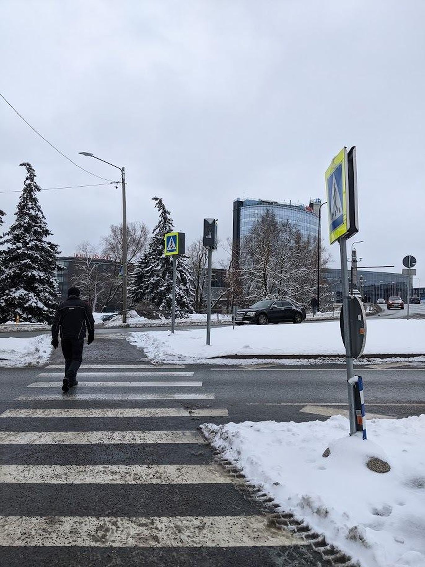 Innovaatiline ülekäigurada Fortuuna tänaval ei hoiatanud eile kedagi.