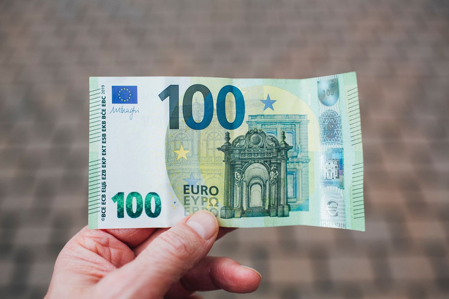 100-eurone rahatäht. Pilt on illustreeriv.