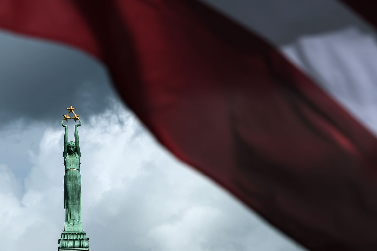 Флаг Латвии и памятник Свободы