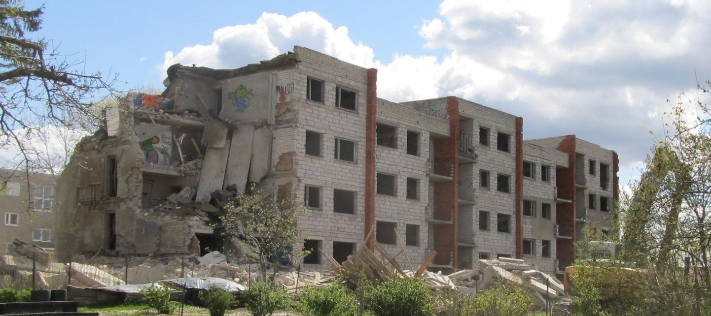 Kauaoodatud Kadrina tervisekeskuse hoone kerkib aadressile Lasteaia tänav 1 ehk kohale, kus veel hiljuti seisis tondilossina mahajäetud ja lagunenud korterelamu. Nüüdseks on kole monstrum lammutatud.