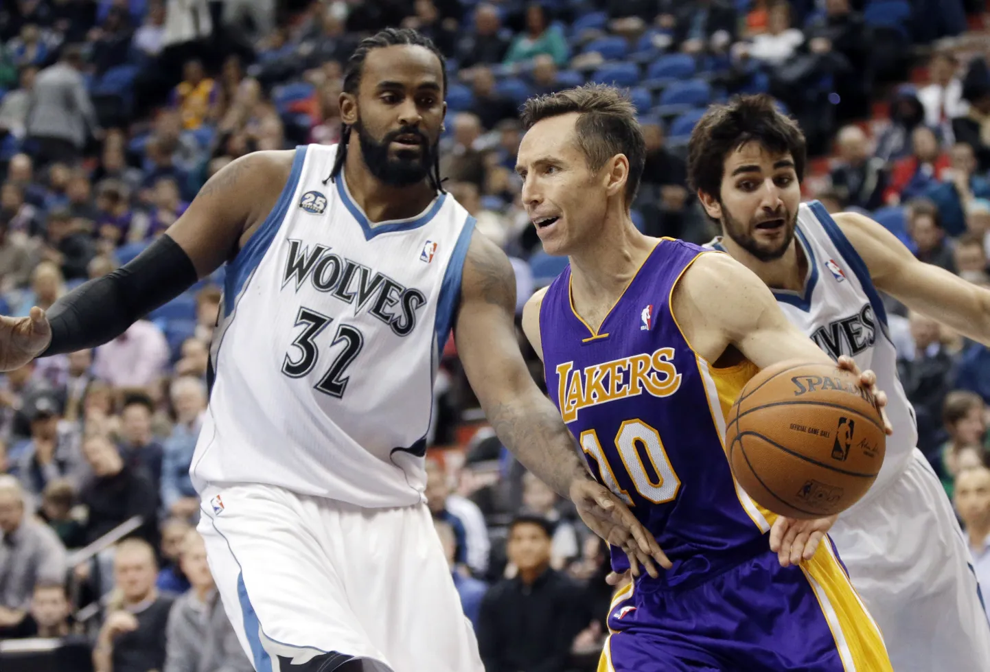 Steve Nash (keskel)