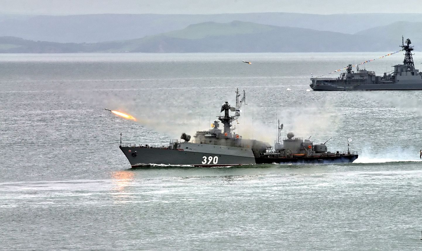 Российский малый противолодочный корабль в действии.