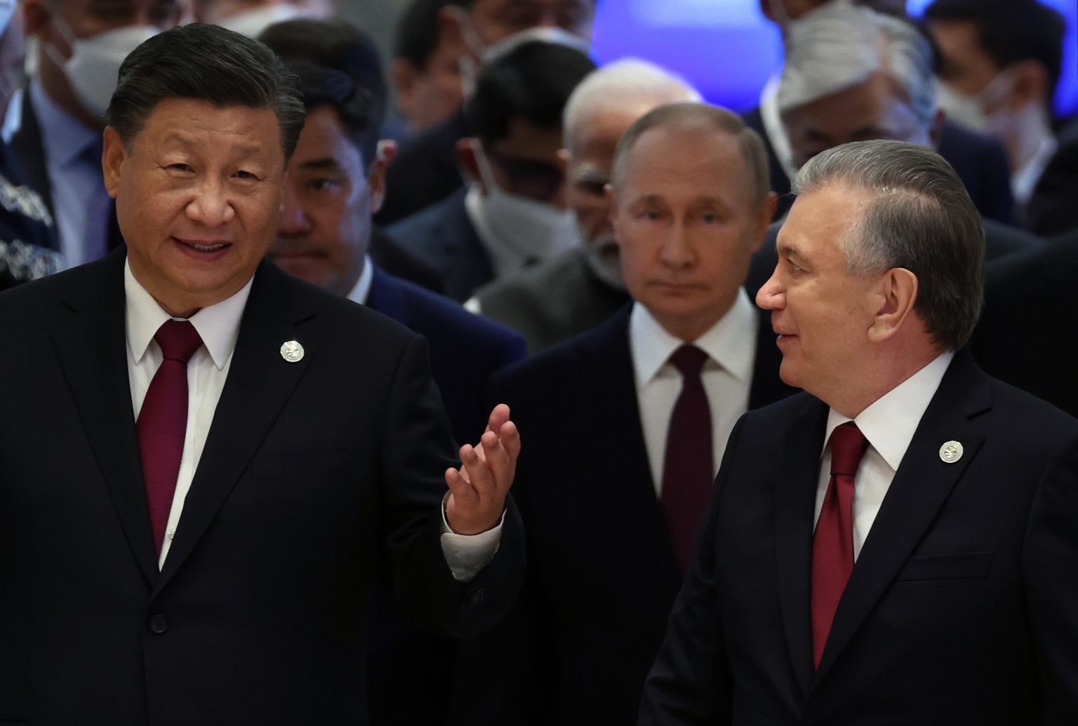 Hiina president Xi Jinping koos Vene riigipea Vladimir Putini ja nende Usbekistani kolleegi Shavkat Mirzijojeviga Shanghai Koostööorganisatsiooni riigipeade nõukogu (SCO-HSC) 22. tippkohtumisel Samarkandis.