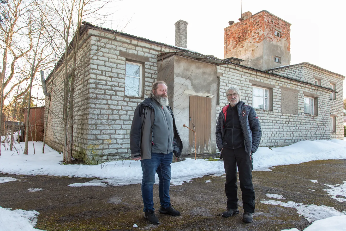 Andrus Park (vasakul) ja Helmut Hussar ei usu, et saunamaja tulevane omanik seal uuesti sauna hakkaks pidama. "Aga ilusad ajad olid, mida meenutada," ütlevad nad.