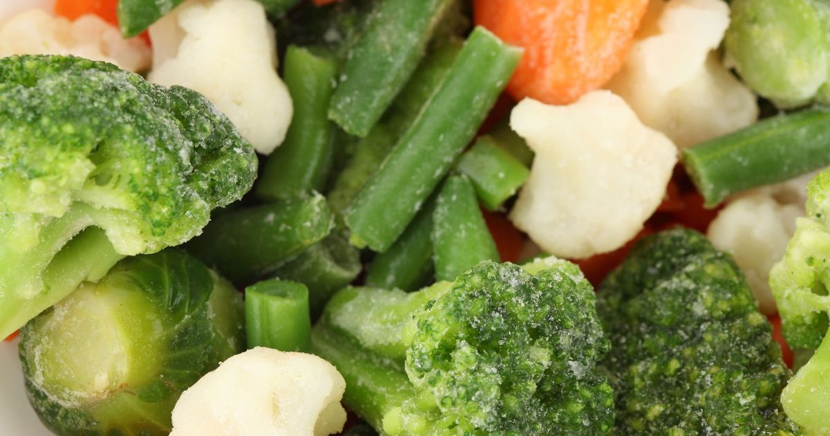Смешанные овощи. Смешанные овощи в упаковке. Frozen Vegetables White background. Куплю овощи свежие