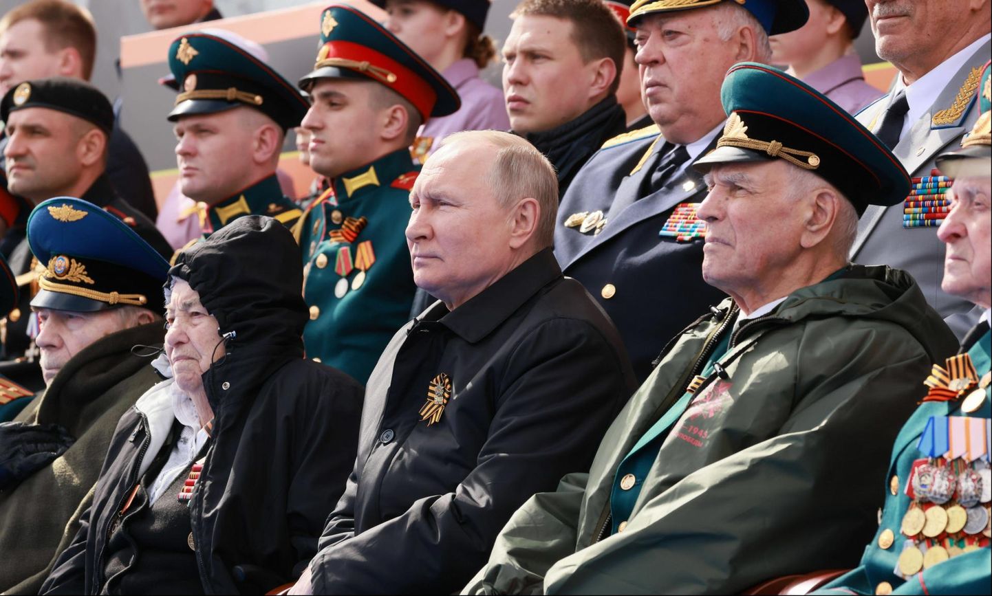 Venemaa president Vladimir Putin vaatab veteranide keskel Moskvas Punasel väljakul Teise maailmasõja lõpu 77. aastapäeva paraadi
