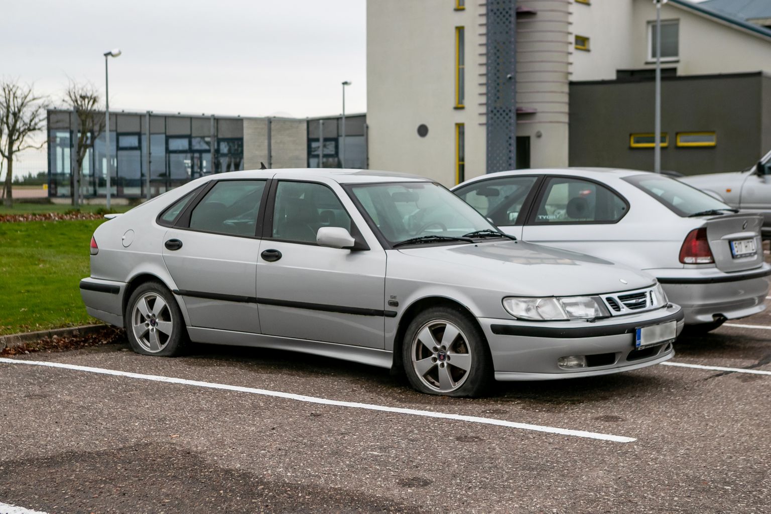 Рекорд: серебристый Saab уже полтора года ждет своего владельца.